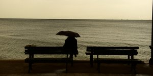 Βροχερό σκηνικό σε παραλία