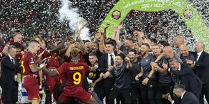 Οι παίκτες της Ρόμα πανηγυρίζουν την κατάκτηση του Europa Conference League