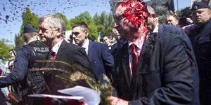 Η στιγμή της επίθεσης με μπογιές στον Ρώσο πρεσβευτή στην Πολωνία κατά τον εορτασμό της λήξης του Β' ΠΠ στις 9 Μαΐου/ Φωτογραφία