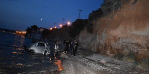 αυτοκίνητο έπεσε σε γκρεμό στη Σαλαμίνα