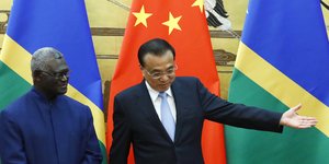 Ο Πρωθυπουργός των Νήσων Σολωμόντα με τον Λι Κεγιάνγκ υπογράφουν τη συμφωνία ασφαλείας μεταξύ των δύο χωρών στο Πεκίνο