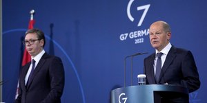 Ο Καγκελάριος Σολτς (δεξιά) και ο Σέρβος πρόεδρος Αλεξάνταρ Βούτσιτς