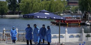 Υγειονομικοί στη Σανγκάι ξεκουράζονται σε πάρκο
