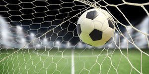 Μπάλα ποδοσφαίρου στα δ'ιχτυα ημέρα