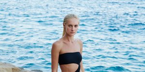 γυναίκα με ολόσωμο μαγιό