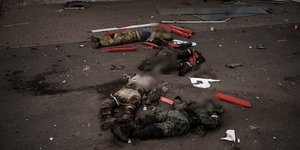 Οι σοροί στρατιωτών σχηματίζουν το γράμμα Ζ κοντά στο Χάρκοβο