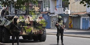 Στρατιώτες περιπολούν στους δρόμους του Κολόμπο, στη Σρι Λάνκα, όπου πλέον έχουν το δικαίωμα να πυροβολούν ανθρώπους που ενδέχεται να προκαλέσουν ταραχές