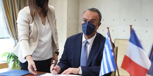 Ο Έλληνας ΥΠΟΙΚ κατά τις υπογραφές