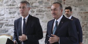 Ο Γενς Στόλτενμπεργκ και ο Μεβλούτ Τσαβούσογλου