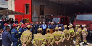 Ο Χρήστος Στυλιανίδης μιλάε σε πυροσβέστες στη Σάμο