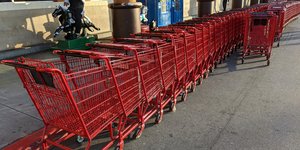 Αδεια καρότσια σε σούπερ μάρκετ στην Καλιφόρνια των ΗΠΑ