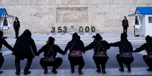 Συγκινητικές εκδηλώσεις στο μνημείο του Αγνώστου Στρατιώτη για τη Γενοκτονία των Ποντίων
