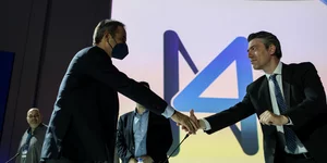Ο Κυριάκος Μητσοτάκης χαιρετά τον εκπρόσωπο της ΝΔ Τάσο Γαϊτάνη στο Συνέδριο της ΝΔ