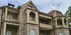 Τατόι Κλειστό με ελενίτ το κεντρικό ανάκτορο