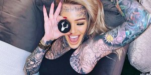 Η Becky Holt είναι γνωστή ως η γυναίκα με τα περισσότερα τατουάζ της Βρετανίας