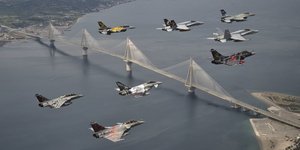 Μαχητικά αεροπλάνα από τη γέφυρα Ρίο-Αντίρριο