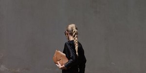 γυναίκα με μαύρο φόρεμα