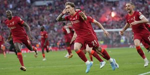 Ο Κώστας Τσιμίκας με τη φανέλα της Λίβερπουλ