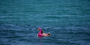 Ζευγάρι τουριστών στη Βαρκελώνη της Ισπανίας
