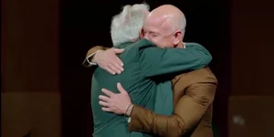Η συγκίνηση του Τζεφ Μπέζος μιλώντας για τον πατέρα του και η αγκαλιά