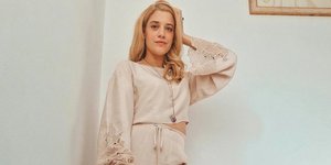 Η Τζένη Θεωνά με ρούχα H&M