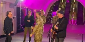 Οι U2 τραγούδησαν σε σταθμό του μετρό του Κιέβου