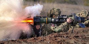 Ουκρανός βάλλει με αντιαρματικό NLAW