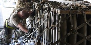 Στιγμιότυπο από παλαιότερη αποστολή εξοπλισμού στην Ουκρανία