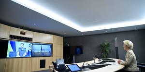 Η Ούρσουλα φον ντερ Λάιεν με τον Βολόντιμιρ Ζελένσκι