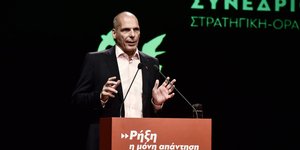 Ο Γιάνης Βαρουφάκης από το βήμα του 1ου Διαβουλευτικού Συνεδρίου του ΜέΡΑ25