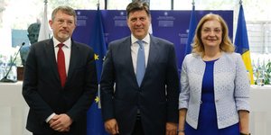 O Μιλτιάδης Βαρβιτσιώτης με τους Βασίλ Γκεοργκίεφ και Ντανιέλα Γκρίγκορε Γκίτμαν