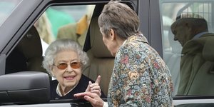 Πρώτη δημόσια εμφάνιση της βασίλισσας Ελισάβετ μετά από εβδομάδες