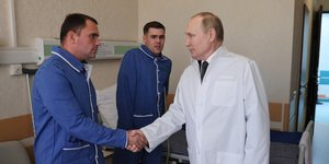 Ο Βλαντιμίρ Πούτιν επισκέφθηκε στρατιωτικό νοσοκομείο στη Μόσχα