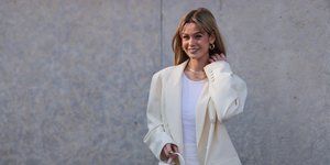 γυναίκα με σούπερ μίνι