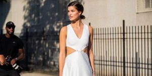 γυναίκα με λευκό φόρεμα