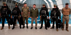 Ο Νίκος Χαρδαλιάς με τα στελέχη των ειδικών δυνάμεων