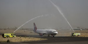 Με αψίδα νερού κατευόδωσαν στο αεροδρόμιο της Σαναά την πρώτη εμπορική πτήση που αναχώρησε σήμερα προς το εξωτερικό ύστερα από σχεδόν 6 χρόνια εναέριου αποκλεισμού της χώρας