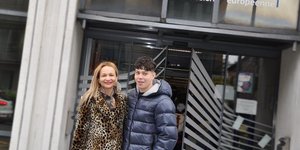 Ο Δημήτρης Ζάχαρης με τη μητέρα του έξω από τα γραφεία της Ευρωπαϊκής Επιτροπής στις Βρυξέλλες.