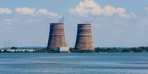 Οι πύργοι ψύξης του πυρηνικού εργοστασίου της Ζαπορίζια στην Ουκρανία