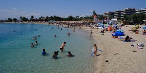 Κόσμος σε παραλία της Αττικής