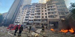 Το κτίριο που χτυπήθηκε από πυραύλους στο Κίεβο