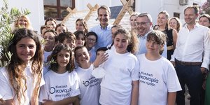 Ο Πρωθυπουργός Κυριάκος Μητσοτάκης και ο CEO του Ομίλου Alpha Bank Βασίλης Ψάλτης, σε αναμνηστική φωτογραφία με τις μαθήτριες και τους μαθητές του Δημοτικού Σχολείου Αστυπάλαιας που συμμετείχαν στην εκπαιδευτική περιβαλλοντική πρωτοβουλία της Alpha Bank