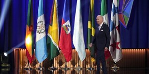 Ο Τζο Μπάιντεν προσέρχεται στο πόντιουμ για την ομιλία του στη «Σύνοδο της Αμερικής»/ Φωτογραφία: AP