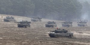 Bρετανικά και πολωνικά τανκς σε άσκηση στην Πολωνία 