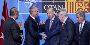 Χειραψία του Τούρκου προέδρου Ερντογάν με τον ΓΓ του ΝΑΤΟ Στόλτενμπεργκ