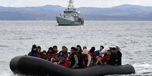 Φουσκωτή βάρκα με πρόσφυγες φτάνει, συνοδευόμενη από σκάφος της Frontex στις ακτές της Λέσβου
