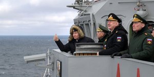 Ο Βλαντίμιρ Πούτιν και ο Ρώσος στρατηγός Αλεξάντερ Ντβορνίκοφ (δεξιά) παρακολουθούν ναυτικά γυμνάσια