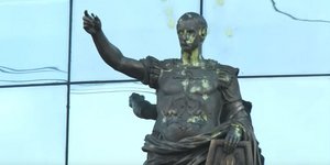 To άγαλμα του Βλαντίμιρ Πούτιν μετά την επίθεση με όπλο για paintball