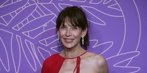 Η Σοφί Μαρσό ποζάρει για τους φωτογράφους στις Κάννες, τον Μάιο του 2022