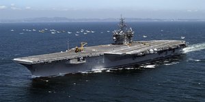 Το παροπλισμένο πλέον αμερικανικό αεροπλανοφόρο USS Kitty Hawk 